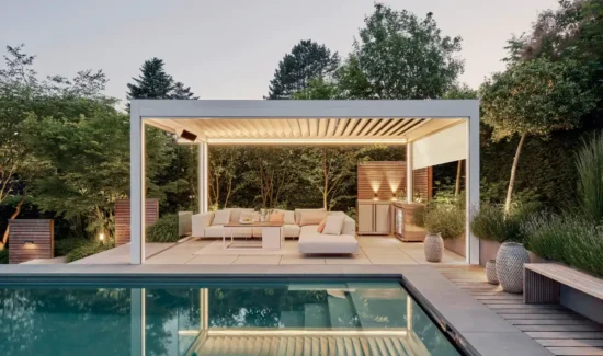 Moderne Terrasse mit Pool Lamellendach, das mit Heizstrahler und LED Beleuchtung ausgestattet ist