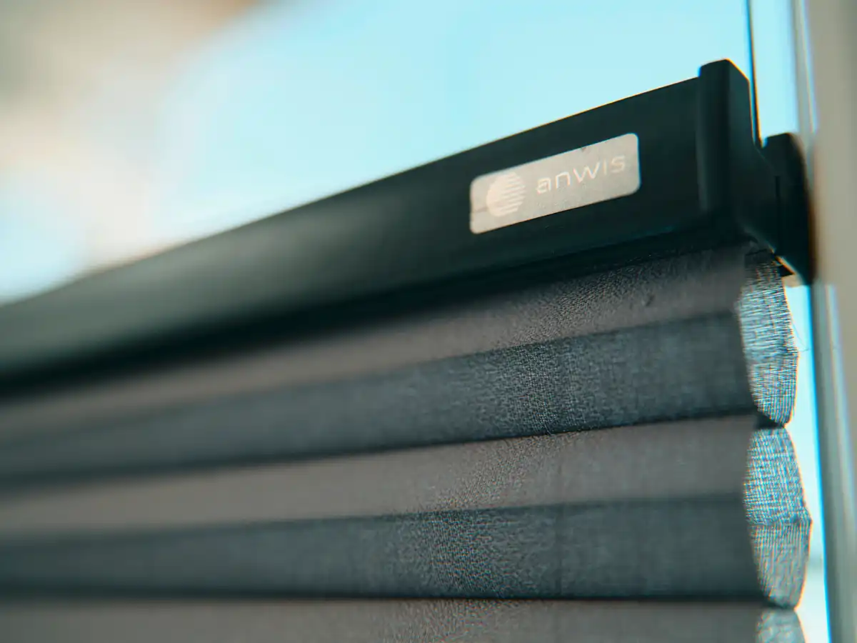 Innenjalousien für Fenster Nahaufnahme eines Plissees von Anwis