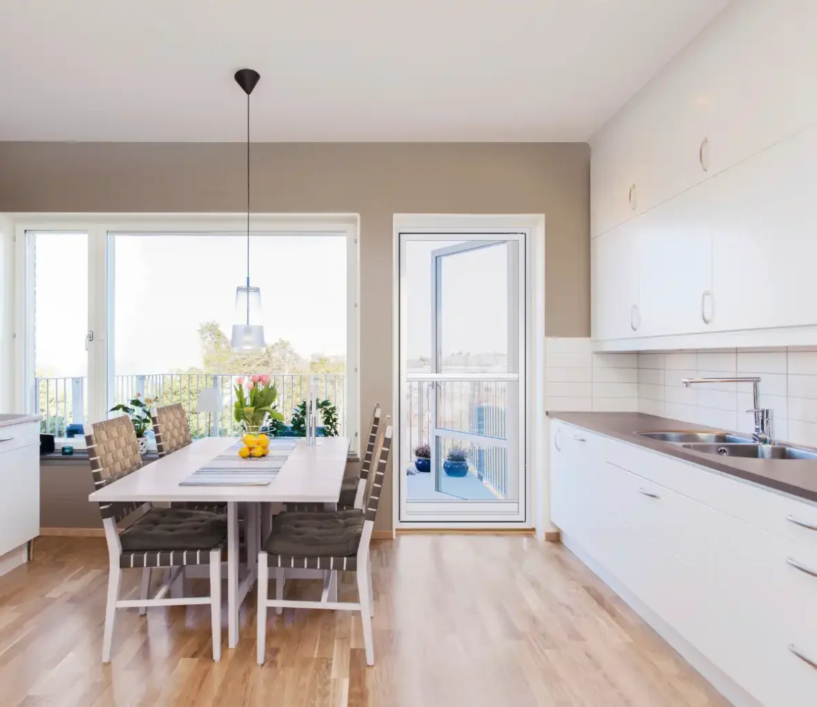 Insektenschutz-Pendeltür für den Balkon Moderne Wohnküche mit geöffneter Balkontür