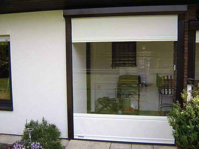 Terrassenüberdachung mit Solarpanelen