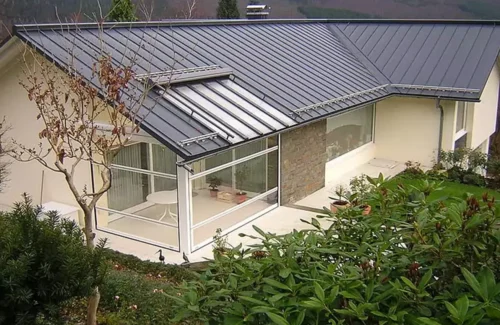 Luftbild einer Terrasse mit Rollfenstern