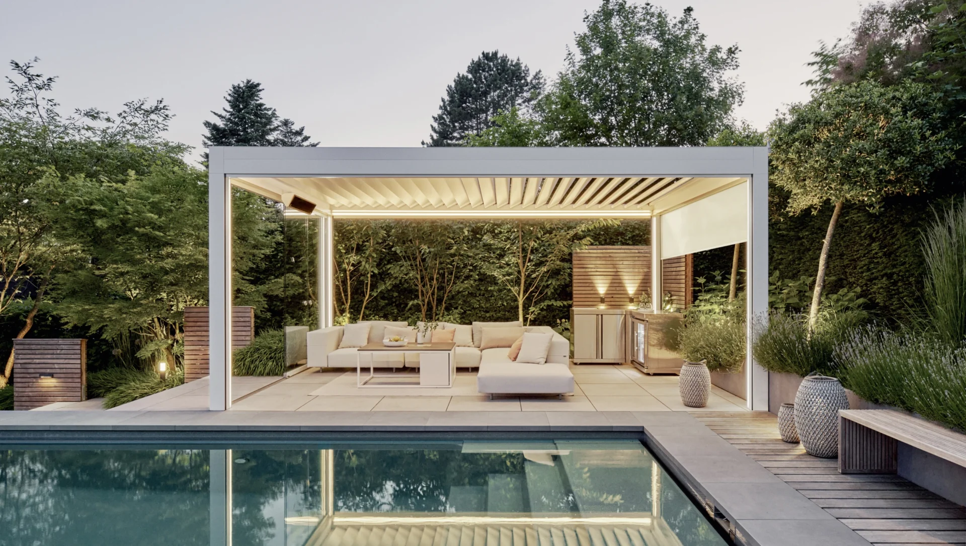 Moderner Garten mit Pool und eleganter Pergola bei Dämmerung