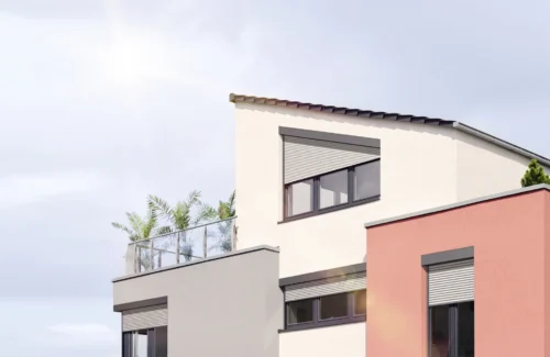 Moderne Architektur eines mehrfarbigen Wohnhauses mit Sonnenterrasse